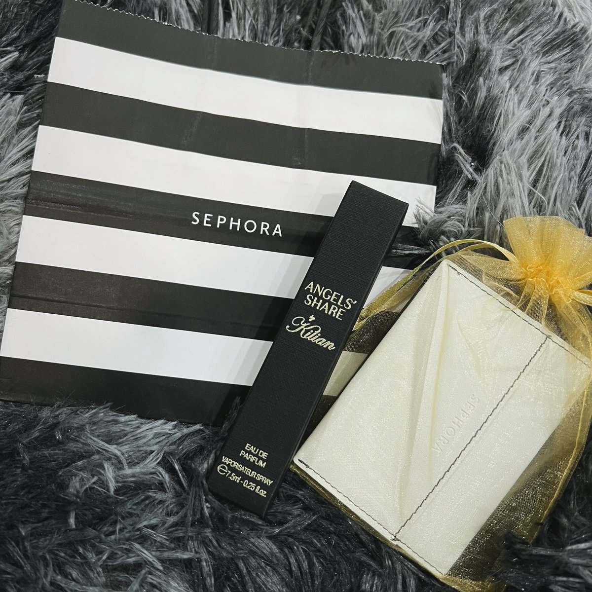 며칠 전에 트위터에서 킬리안 엔젤스 쉐어 대한 트윗을 보고 너무 궁금했는데 오늘 우연히 들어간 세포라에서 시향할 수 있었고, 향 너무 좋다 했더니 같이 간 분이 작은 사이즈 사주심😍❤️ 너무 좋다. 부지런히 벌어서 나중에 큰 사이즈도 사야지.