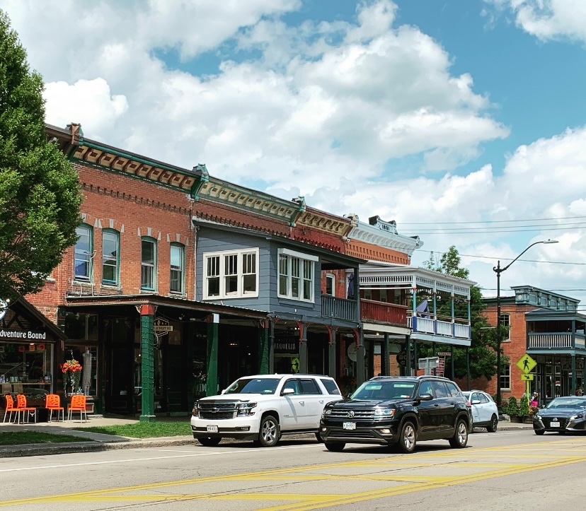 j_thorsteinson's tweet photo. America does have some great small towns. #ellicotville #newyork #logcolumns https://t.co/xUq6x5XE78