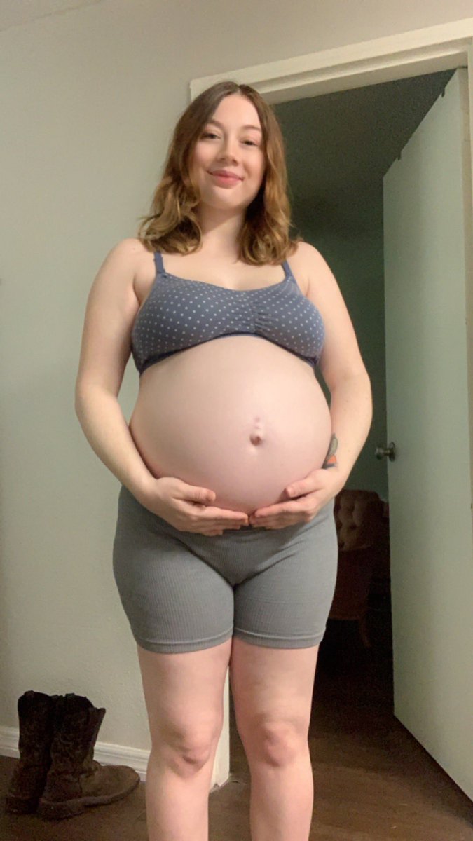Y’all haven’t seen my belly in a while so here ya go 💙 8 more weeks!