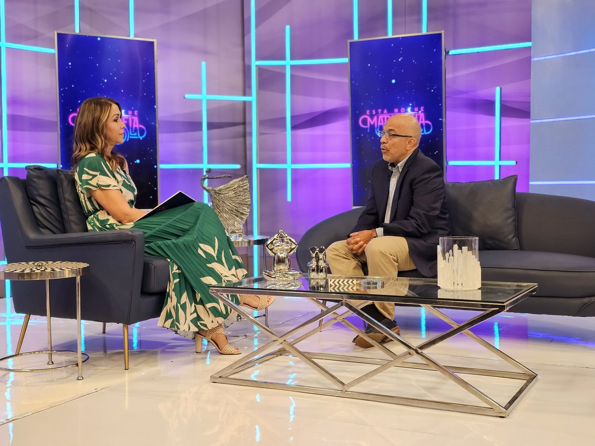 ENMariasela's tweet photo. Nos acompaña el Conferencista Raúl Burgos, Pte. de #DominicanaSeTransforma, un proyecto de Liderazgo de John C. Maxwell, con quien hablamos sobre qué es un líder.

Y las características que no pueden faltar en él:

1. Claridad de visión
2. Pasión
3. Pensar y actuar positivamente https://t.co/No21nKpwKo