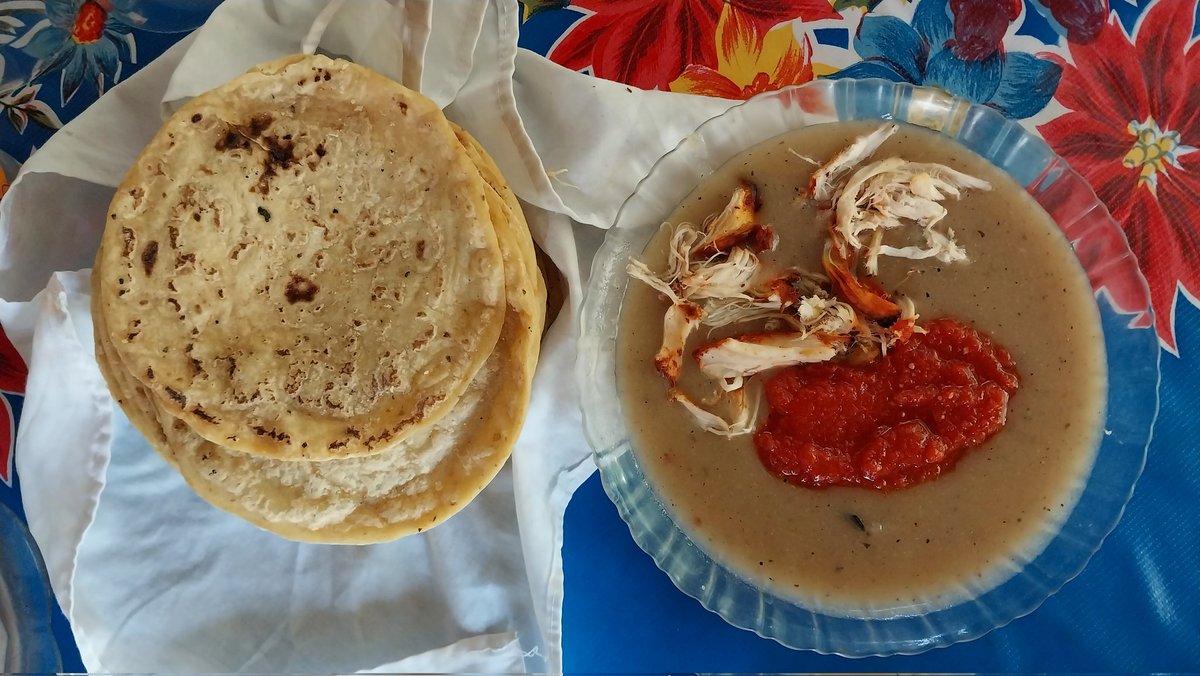 fatimatecpool's tweet photo. Los sagrados alimentos de hoy.
En Tiholop lo nombraron sak kool y relleno blanco. En los rumbos meridanos le decimos pebre.
#PueblosMayas https://t.co/qPfpoCryel