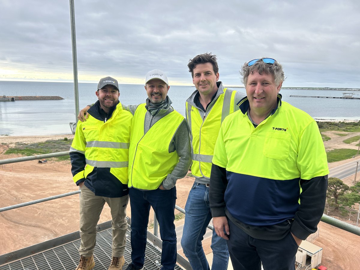 Flexi_Grain's tweet photo. Volatility in Global Markets 
+ Good Local Crop Prospects 
=  Potentially 🚀 Export Margins this Harvest

At T-Ports' Wallaroo site, Sam Roache (Flexi Grain) &amp; Wladimir Blanckaert (@Sucden Global Head of Grain), @TPortsAus CEO Nathan Kent &amp; Terminal Manager Jeff Cowan. https://t.co/Aw3Rp5Vngx