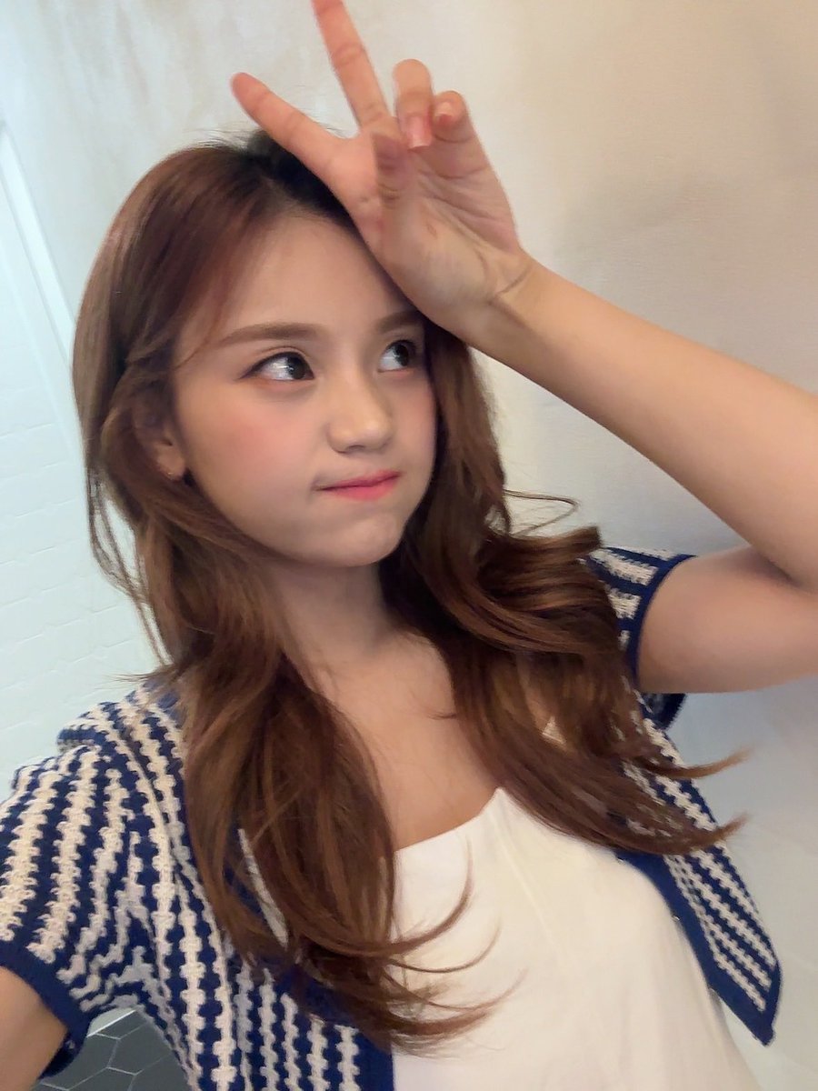 VIVIZ_UMJI's tweet photo. 4가진 엄지들 

#VIVIZ #비비지
#엄지 #UMJI https://t.co/YotLHOM634