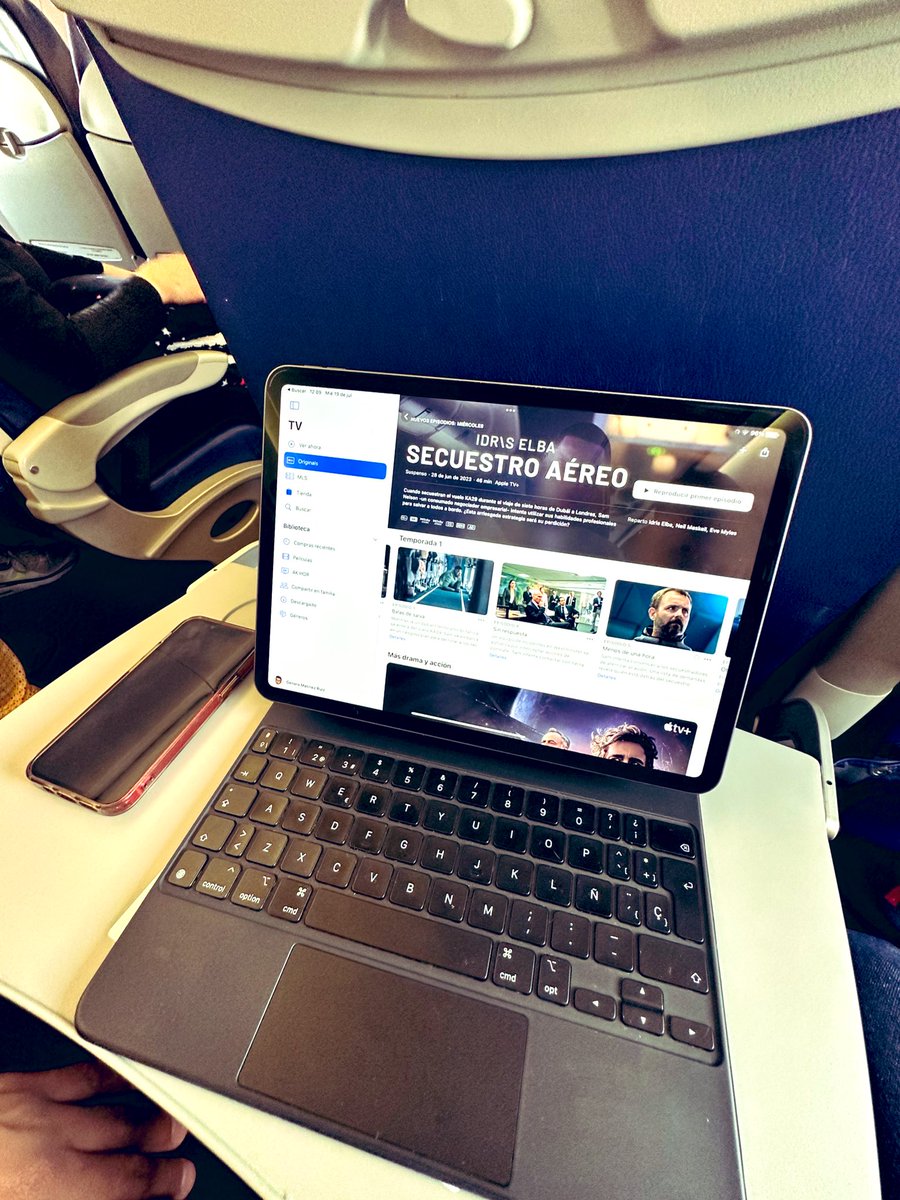 luisigg's tweet photo. Una serie para ver en el avión ✈️ #SecuestroAéreo #Hijack https://t.co/rcFWovP4J4