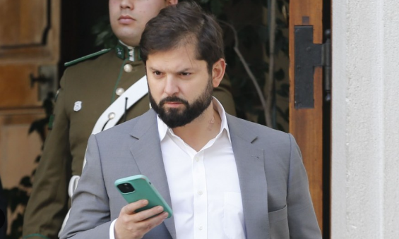 «Grupo Ultranacionalista: Presidente Boric, su Hermano y Fiscal Chong Amenazados por Grupo Radical» 

- Un grupo ultranacionalista autodenominado «Movimiento Chile Libre» ha enviado una serie de amenazas a importantes figuras del país, incluyendo al Presidente Gabriel Boric, a su