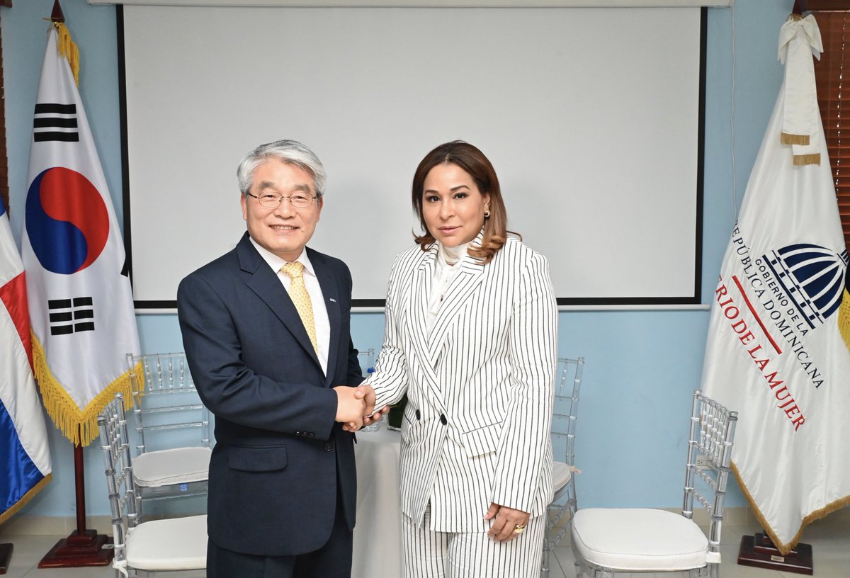 MayrajimenezTFJ's tweet photo. Un honor recibir la visita del vicepresidente de la Agencia de Cooperación Internacional de Corea (#KoicaRD), Seok-hwa Hong, en nuestro Centro de Promoción de Salud Integral de Adolescentes del #MMujerRD (#CPSIA). https://t.co/zpb6RpHIKH