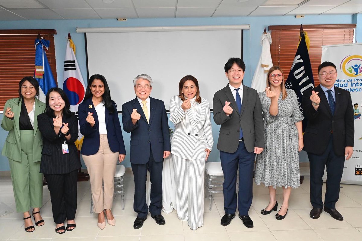 MayrajimenezTFJ's tweet photo. Un honor recibir la visita del vicepresidente de la Agencia de Cooperación Internacional de Corea (#KoicaRD), Seok-hwa Hong, en nuestro Centro de Promoción de Salud Integral de Adolescentes del #MMujerRD (#CPSIA). https://t.co/zpb6RpHIKH