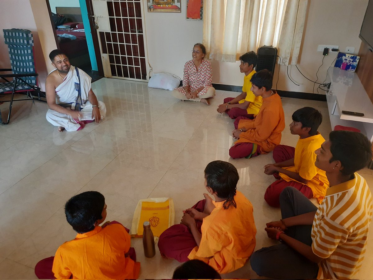 brshraddha's tweet photo. Yesterday some children of #Dharma_Gurukulam run by @anaadifdn had the bhaagya to meet @dushyanthsridar and receive his blessings. Swamin heartfully blessed the children for their pursuit in Bharatiya Jnana. Children also attended his upanyasam titled Gayatri Ramayana. https://t.co/2usxBlBjOt
