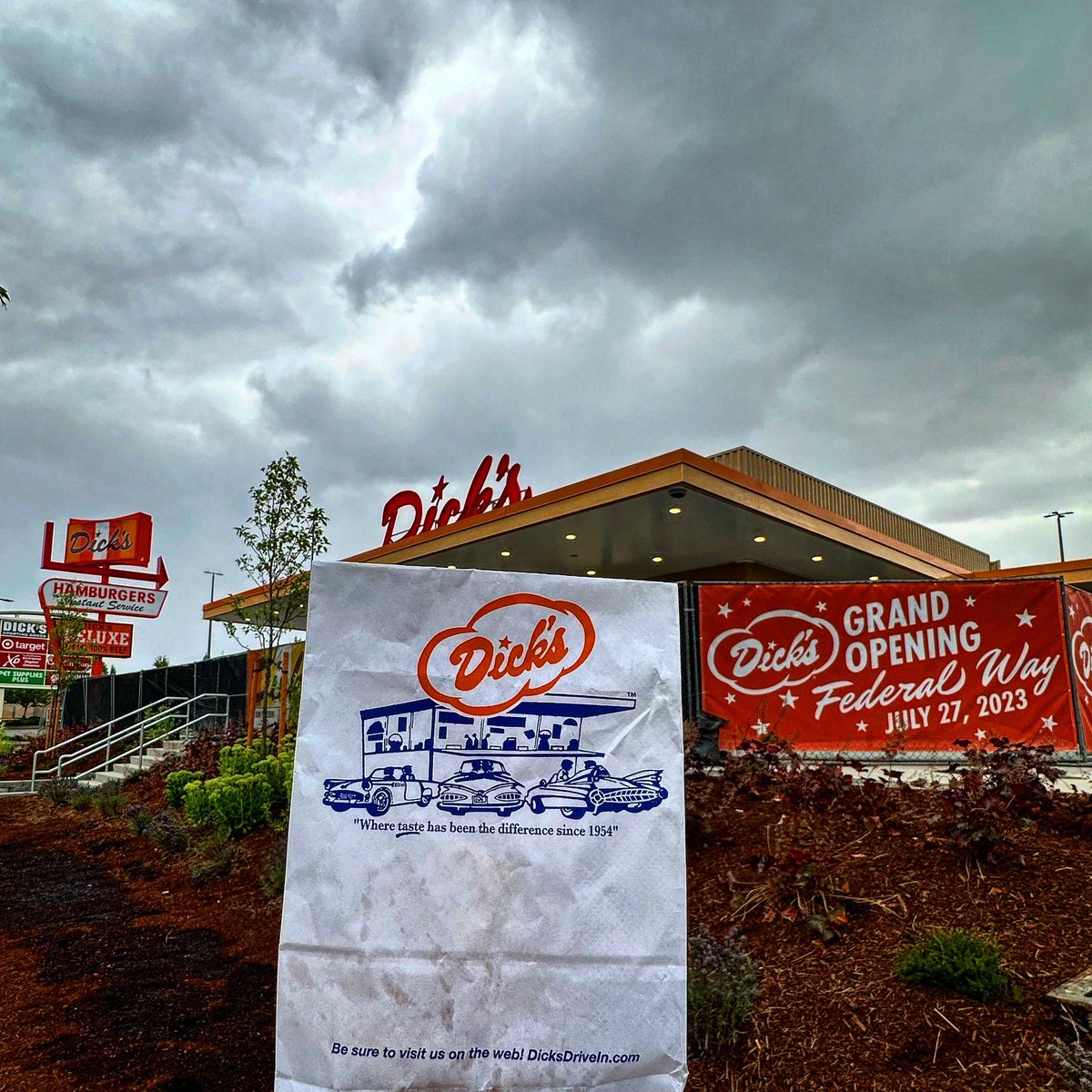 Burger Dreams become Burger Reality this Thursday at 10:30 AM when our Federal Way location opens. RT a friend who needs to know for your chance to win $20 in gift certificates. #newlocation #burgers #fries #shakes