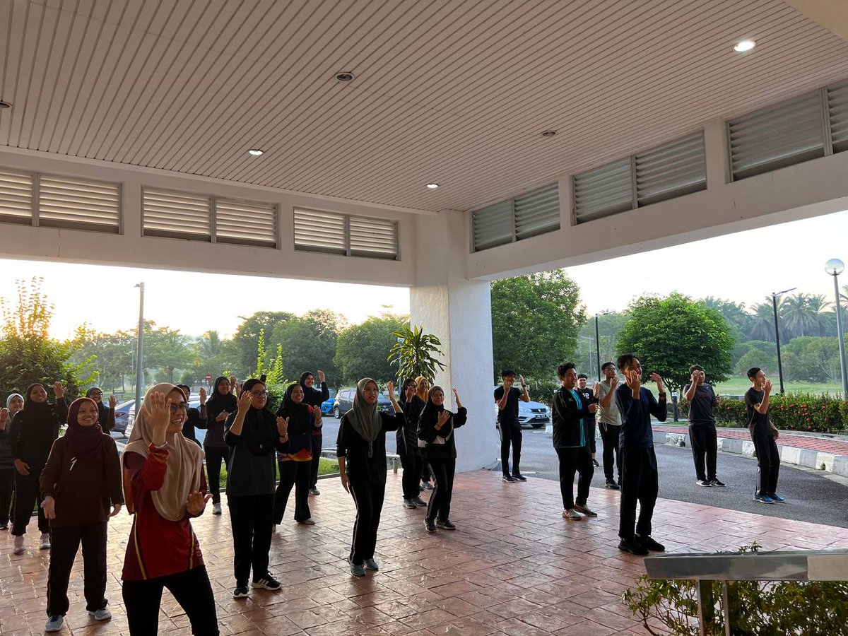scdp_dosm's tweet image. 2. Melakukan aktiviti #fitDOSM yang diketuai oleh Kumpulan Twice. Senaman dimulakan dengan Static Warm Up diikuti dengan
a) Briskwalking sekitar ILSM
b) Zumba bertemakan Bollywood
c) FitDOSM berakhir dengan sesi cooling down