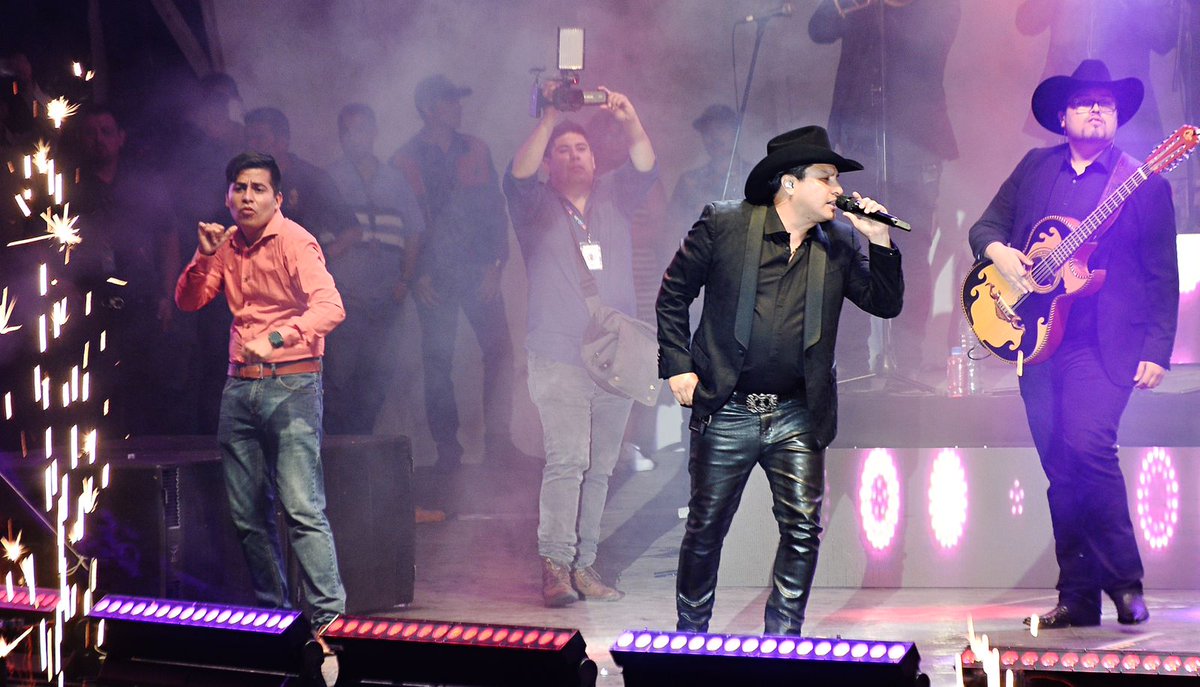 Durango es ejemplo de inclusión con intérprete de señas que revoluciona conciertos en la Feria Villista 2023 contextodedurango.com.mx/durango-es-eje…