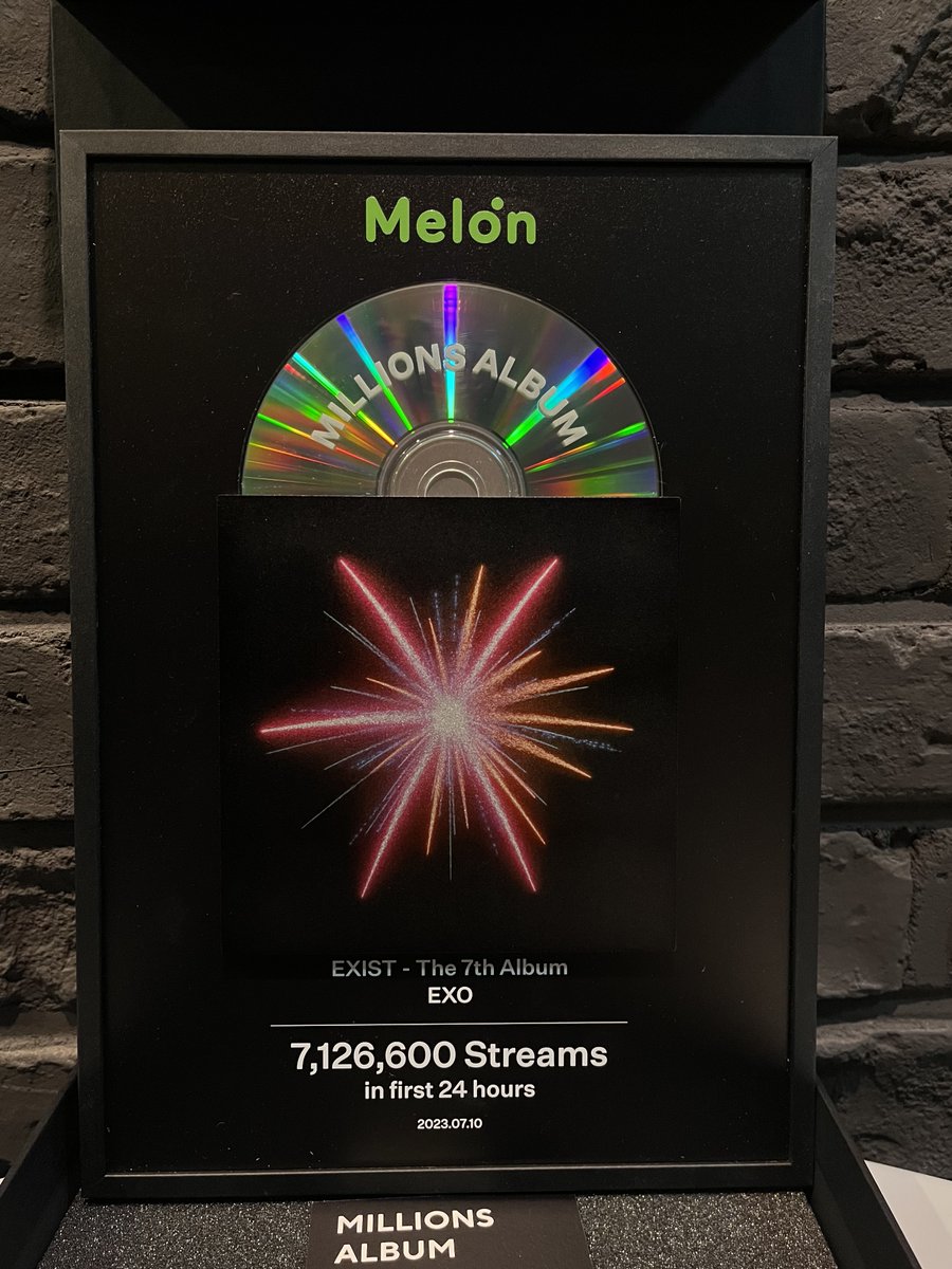 melon's tweet photo. 띵동 - ! #EXO 의 밀리언스 앨범 상패가 도착했습니다✨

상패는 아티스트에게 직접 전달됩니다.

#Melon #엑소 @weareoneEXO https://t.co/n4EbOf9uOv