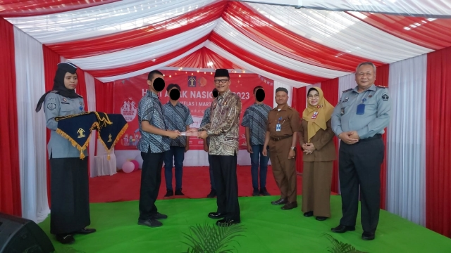 kemenkumkalsel's tweet photo. Peringatan Hari Anak Nasional, Kakanwil Serahkan Remisi Bagi 20 Anak Binaan LPKA Martapura

@kumham_kalsel
#KumhamKalsel
#FaisolAli
Kanwil Kemenkumham Kalsel
Faisol Ali https://t.co/pemvJScvDP
