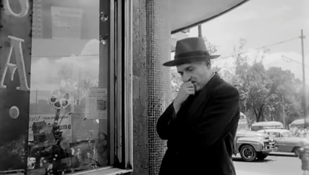 GuerreroPuma_'s tweet photo. Una escena de El esqueleto de la señora Morales (Rogelio A.González, 1960) ocurre en la tienda Foto México.

Arturo de Córdova desea comprar una cámara y es atendido por Elda Peralta. Él no acepta comprarla en abonos, ella le ofrece un descuento para llevársela al contado.
Hilo🧵 https://t.co/wsb3XeEuBU