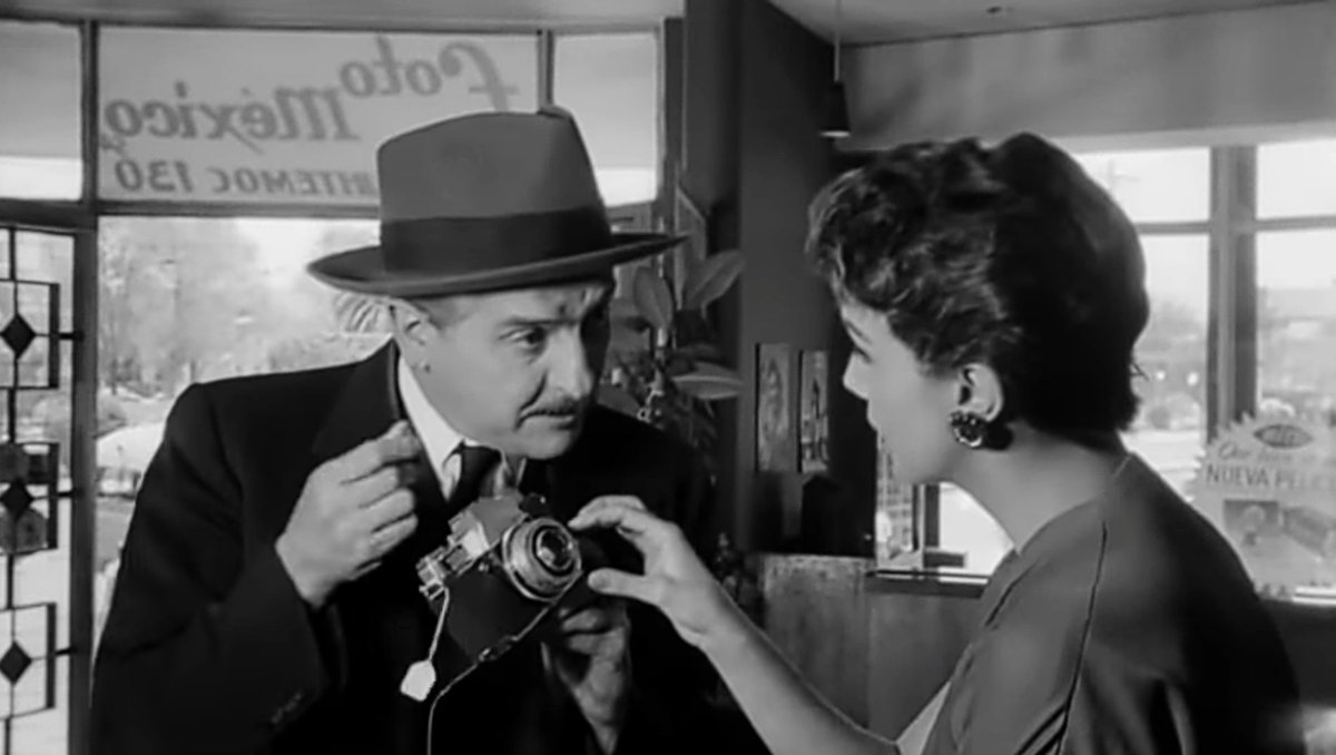 GuerreroPuma_'s tweet photo. Una escena de El esqueleto de la señora Morales (Rogelio A.González, 1960) ocurre en la tienda Foto México.

Arturo de Córdova desea comprar una cámara y es atendido por Elda Peralta. Él no acepta comprarla en abonos, ella le ofrece un descuento para llevársela al contado.
Hilo🧵 https://t.co/wsb3XeEuBU