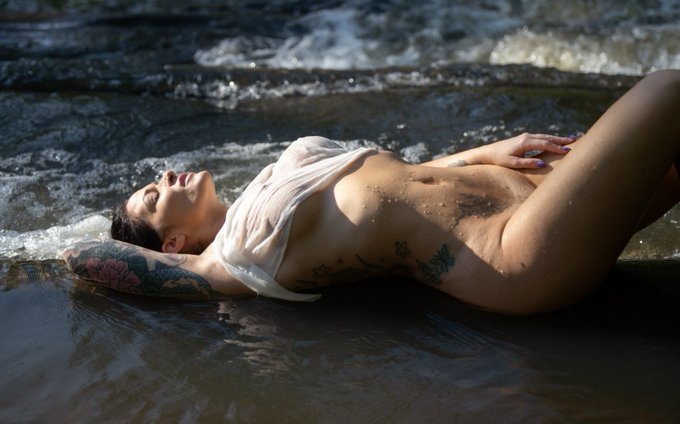 I&rsquo;m adding sexting on my list of things I offer on my premium Snapchat  &hellip; dm me on Onlyfans and get my