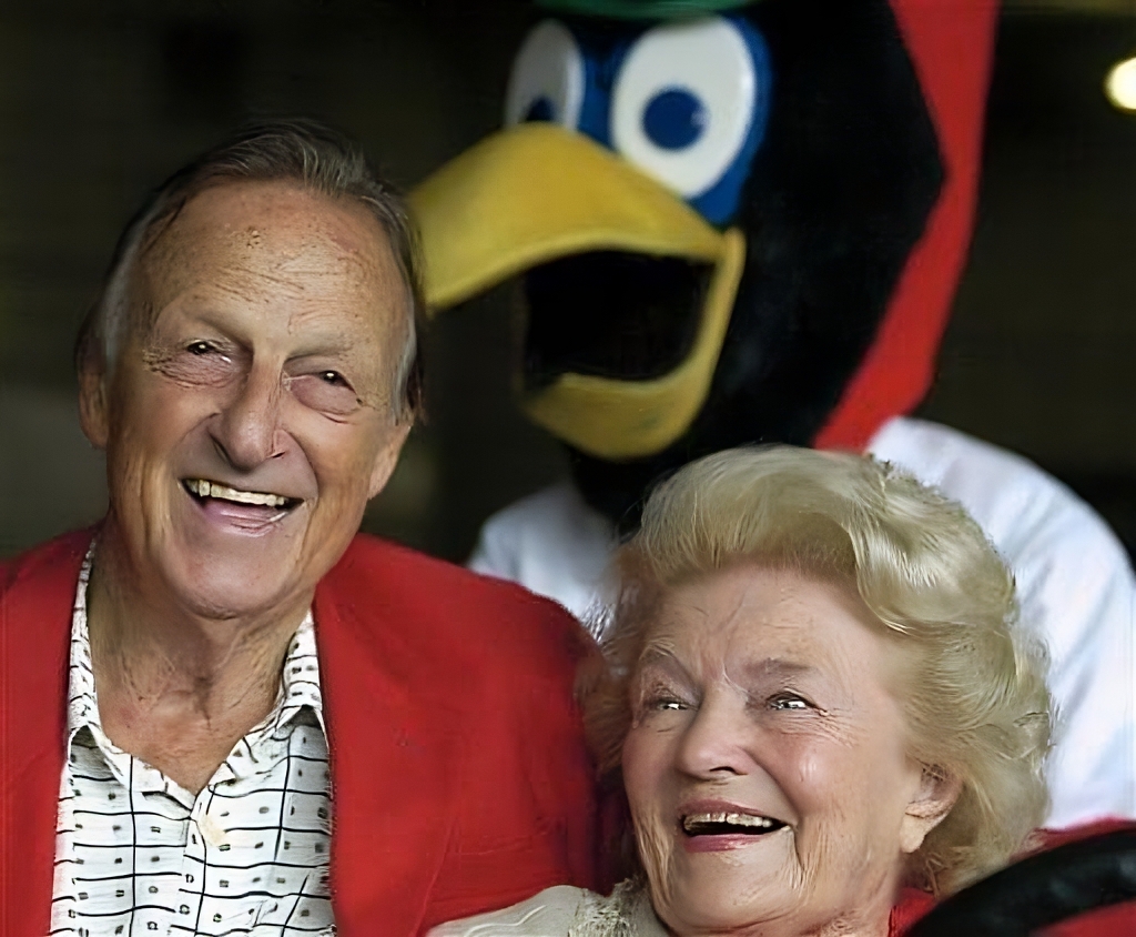 AugieNash's tweet photo. Wonderful photo of Stan and Lillian Musial. #STLCards https://t.co/8jJmkHpCWc
