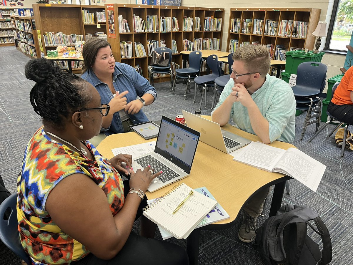 CongareeElem's tweet image. Our school leadership team made great strides today! We are ready to start the school year committed to high levels of learning for all! #PLC #collectivecommitments #mission @LexingtonTwo
