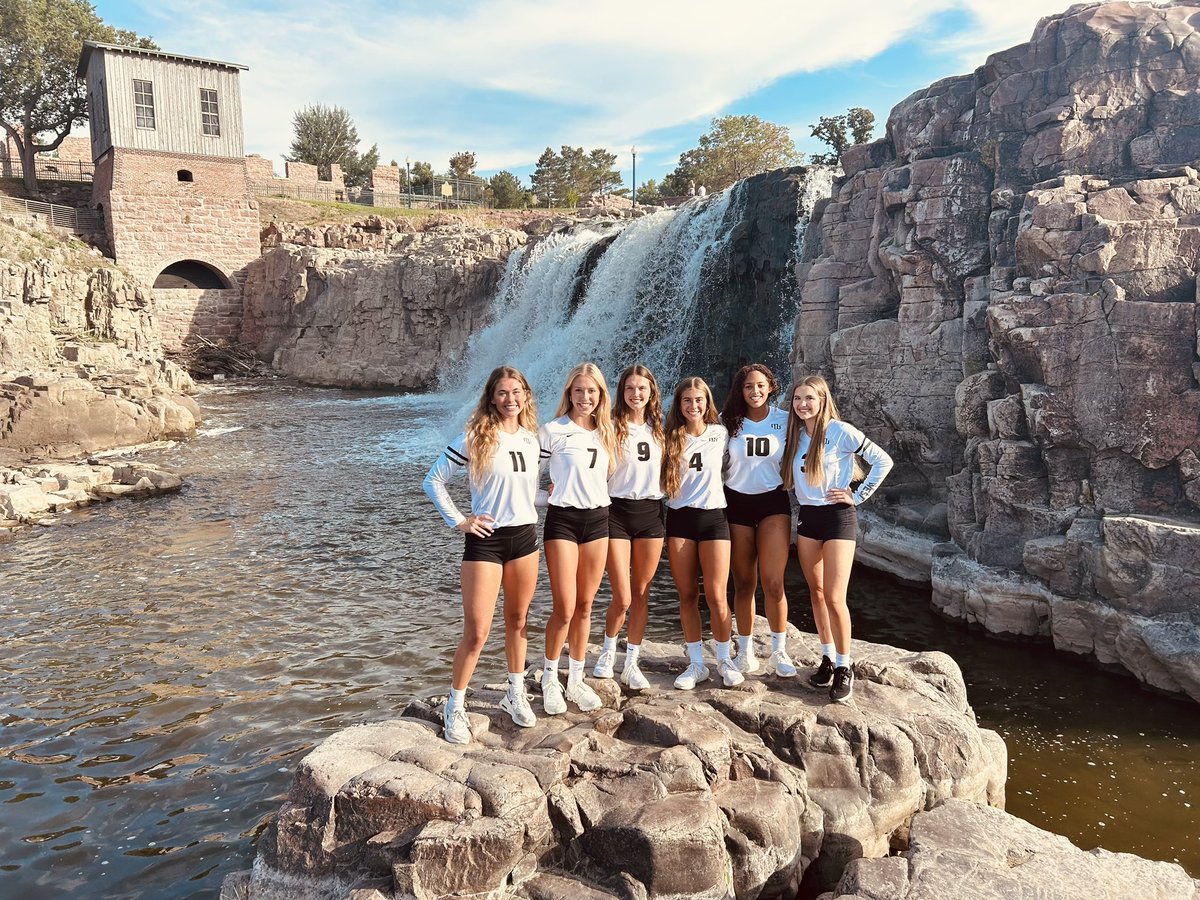 ✅ Summer Slam Day 1
✅ Falls pictures
✅ Team Dinner 
💃 Team Challenge Fashion Show
        - Starting soon! 👀 Stay Tuned!