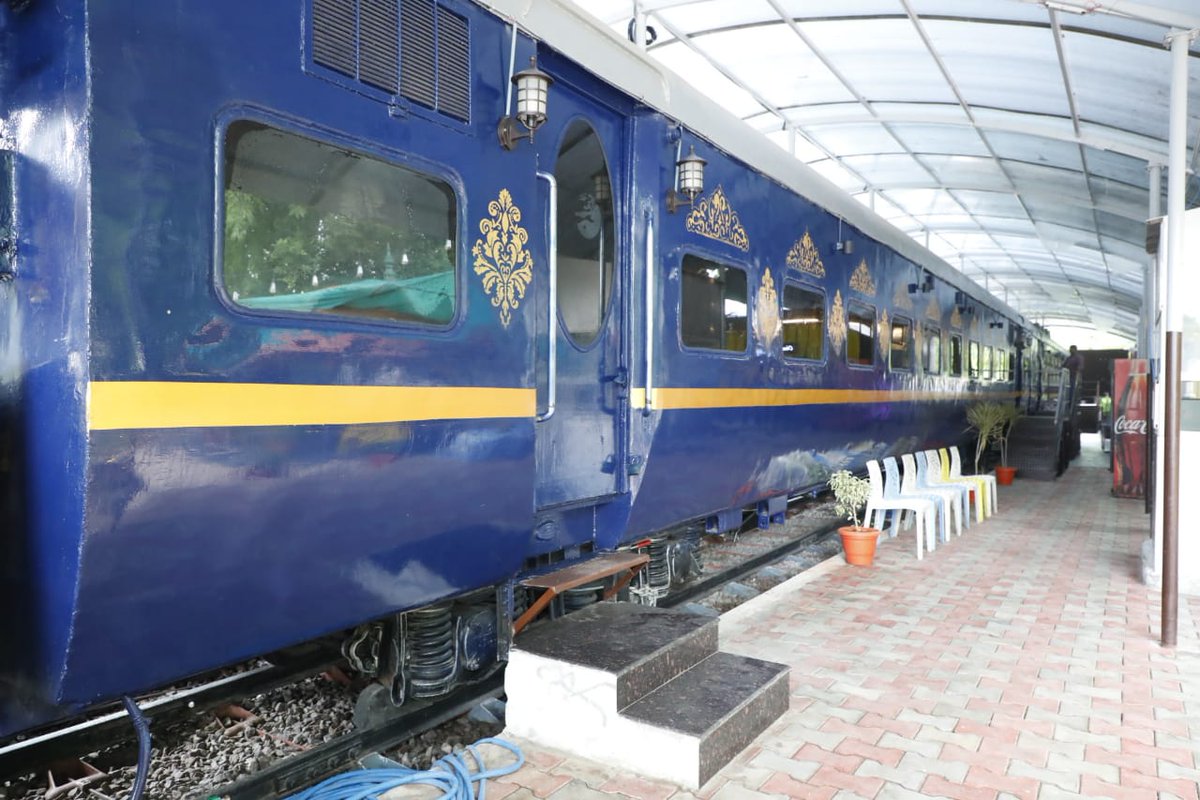 SCRailwayIndia's tweet photo. A Restaurant on Wheels Started at #Kacheguda Railway station

👉Two heritage coaches have been refurbished with aesthetic interiors for this purpose

👉This is the first train themed restaurant at the Railway stations in #Telangana
#RestaurantOnWheels
@RailMinIndia @drmhyb https://t.co/McJWE4a9RG