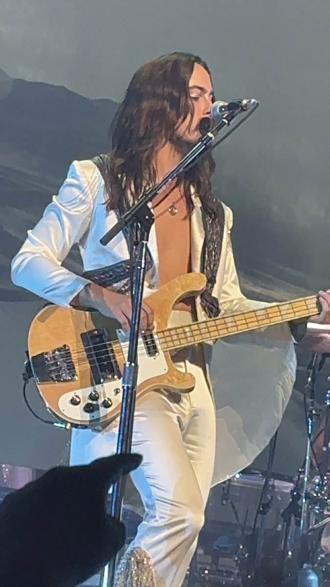 allthingsgvf's tweet image. 🌟 sam tonight!
cr: owner || #gretavanfleet #starcatcher #starcatcherworldtour