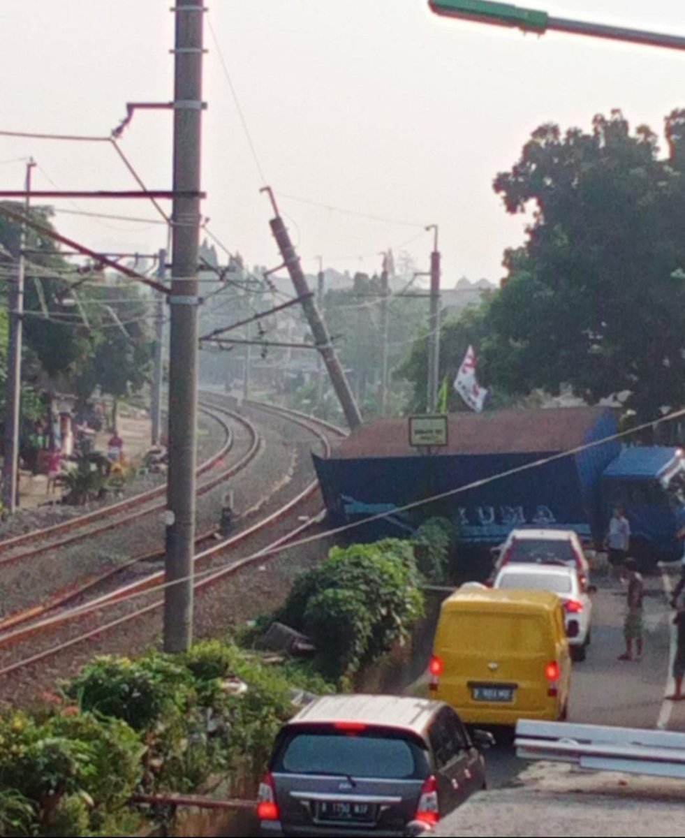 #InfoLintas : Terdapat truk menabrak tiang LAA (Listrik Aliran Atas) di jalur hilir antara Stasiun Pondok Ranji-Kebayoran dan saat ini masih dalam penanganan petugas. Untuk perjalanan KA belum bisa dilalui. Kami mohon maaf atas ketidaknyamanannya

<a href="/JalurSerpong/">JalurSerpong - Rangkas</a>