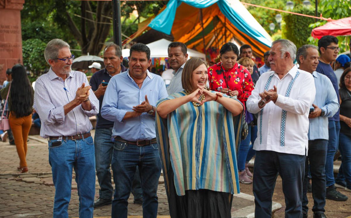 XochitlGalvez's tweet photo. Las palabras no alcanzan para agradecer tantas muestras de cariño que me ha dado la gente.

Vean este hermoso tapete  de aserrín, tradicional de Huajuapan de León, #Oaxaca.

#MéxicoMereceMás
#XóchitlVa
#FírmaleX https://t.co/TiVBAJbhK8