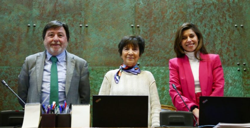 Nueva Mesa Directiva de la Cámara de Diputados: Renovación y Equidad de Género en la Dirección Parlamentaria

- La sala designó a Ricardo Cifuentes, miembro del partido Demócrata Cristiano (DC), como el nuevo presidente de la Cámara, sucediendo así a Vlado Mirosevic

- La gran