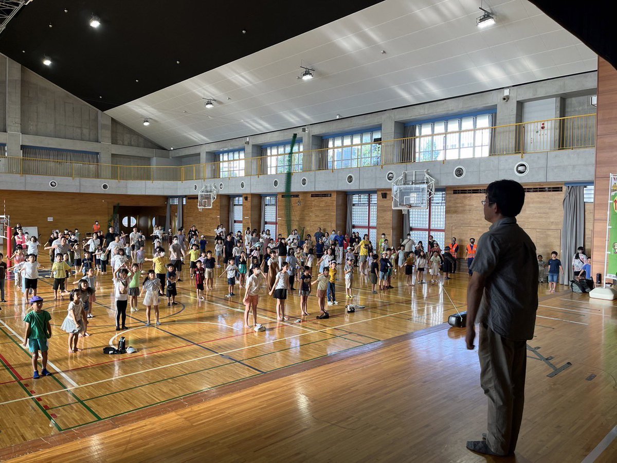 MineshoPto's tweet photo. ラジオ体操2日目は、200人近くの子どもたち✌️が集まってくれました‼️

地元の警察署👮と新聞社📰の方がお越しになって夏休み中の安全防災🦺についてお話しいただきました。

その中で「いかのおすし」「はちみつじまん」という言葉を聞きましたが、みなさんはご存知だったでしょうか⁉️ https://t.co/gCXkK350g8