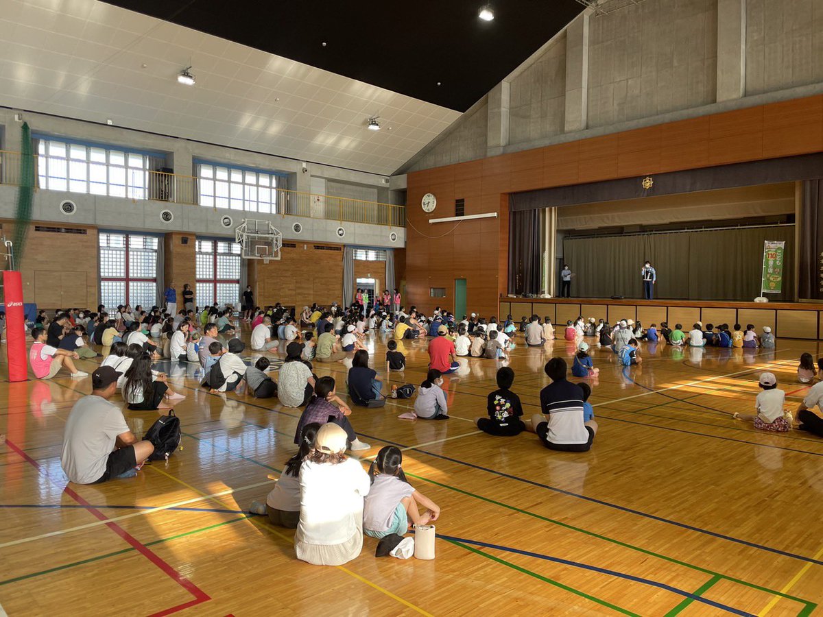 MineshoPto's tweet photo. ラジオ体操2日目は、200人近くの子どもたち✌️が集まってくれました‼️

地元の警察署👮と新聞社📰の方がお越しになって夏休み中の安全防災🦺についてお話しいただきました。

その中で「いかのおすし」「はちみつじまん」という言葉を聞きましたが、みなさんはご存知だったでしょうか⁉️ https://t.co/gCXkK350g8