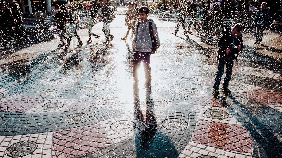 govoes's tweet photo. mengharmonisasikan kekacauan adalah salah satu esensi dari street photography,

jadi, ketika kita sudah terbiasa dengan hal itu. mau motret di tempat seberantakan apapun, kita jadi ga takut. https://t.co/6N66bavmU9