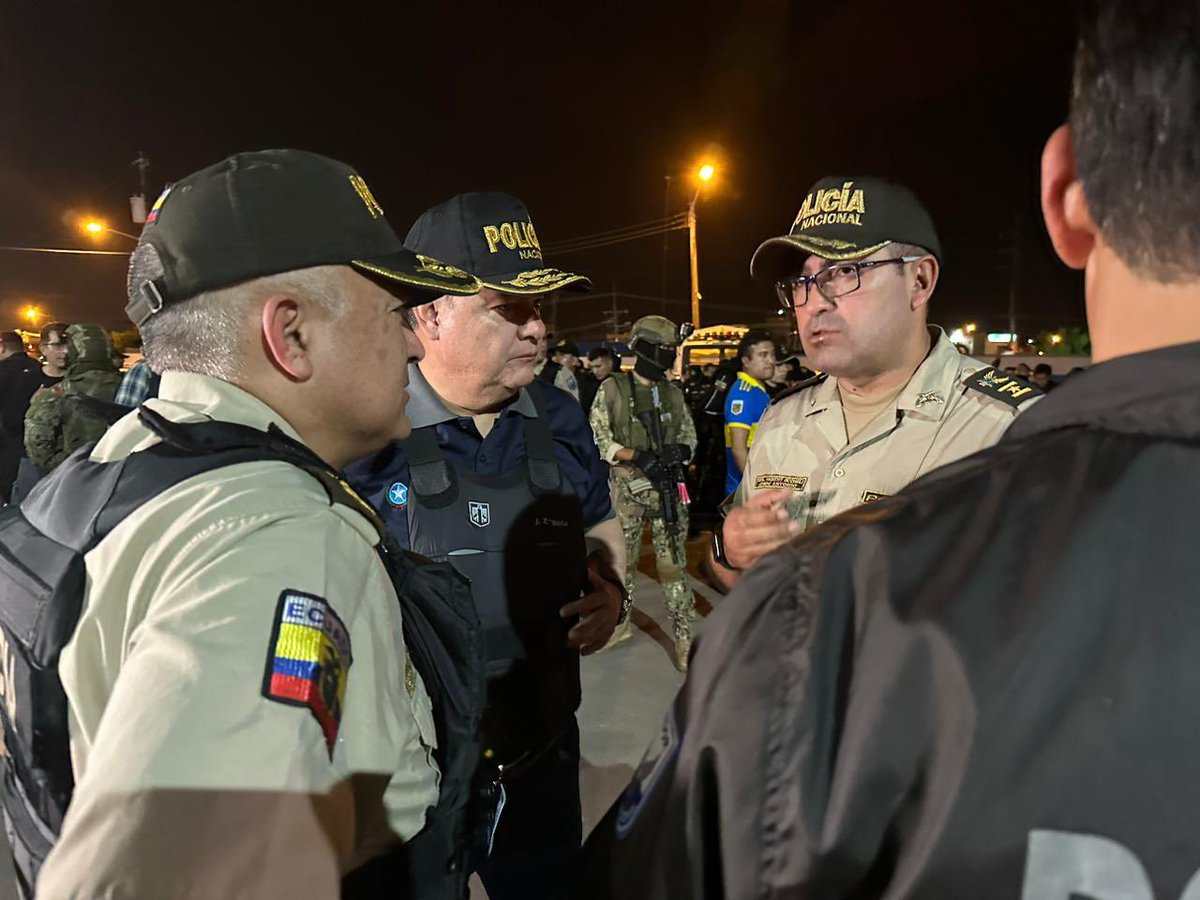 CapiZapataEC's tweet photo. En este momento iniciamos los operativos de concentración dinámica en #Durán.
Participan 192 uniformados entre @PoliciaEcuador y @FFAAECUADOR. 
Además, en el cantón se incrementará el número de efectivos de 470 a 1.200 para combatir al crimen organizado.

#NuestroTrabajoContinúa https://t.co/hzdIPapTSj