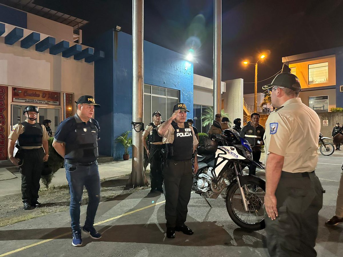 CapiZapataEC's tweet photo. En este momento iniciamos los operativos de concentración dinámica en #Durán.
Participan 192 uniformados entre @PoliciaEcuador y @FFAAECUADOR. 
Además, en el cantón se incrementará el número de efectivos de 470 a 1.200 para combatir al crimen organizado.

#NuestroTrabajoContinúa https://t.co/hzdIPapTSj