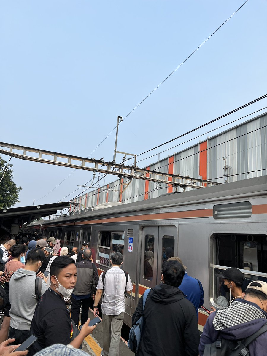 chandraprayoga's tweet photo. Sejak 08:35 KRL masih belum bisa jalan karena ada gangguan Pdk Ranji - Kebayoran. #krl #commuterline #pdkranji #kereta https://t.co/GMoSvWu5Rn