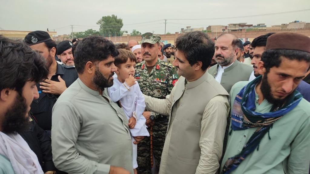HManzoorkhan's tweet photo. خیبرپختونخوا کے وزیر ایکسائز و انسداد منشیات حاجی منظور خان آفریدی تحصیل باڑہ خودکش دھماکا کے ایک اور زخمی کی شہادت پر نماز جنازہ میں شریک ہیں جبکہ دوسری طرف شہید کے ورثاء سے اظہار تعزیت کر رہے ہیں https://t.co/qbGUS1ecMb