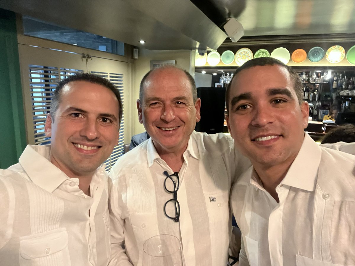 CarlosFGM's tweet photo. Hoy despedimos al buen amigo y extraordinario embajador de Israel 🇮🇱 @Dannybiran , deseándole el mayor de los éxitos en su nuevo periplo . Coincidí con el joven talentoso Vice-canciller @josejuliogomezb  🇩🇴 . https://t.co/h12P0fNRLi