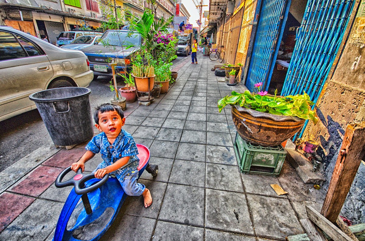 MEGACOLORPUNCH's tweet photo. #thailand #bangkok #ストリートスナップ #写真 #streetphotography #foto #街 #子供 #kids #超広角 #colorful #superwideangle #カラフル #Alley #旅 #路地裏 #乗り物 #蓮 #photography #旅行 #散歩 #バンコク #stroll #travel #lotus K5GP8606-111 https://t.co/YRZ8tPfOOO