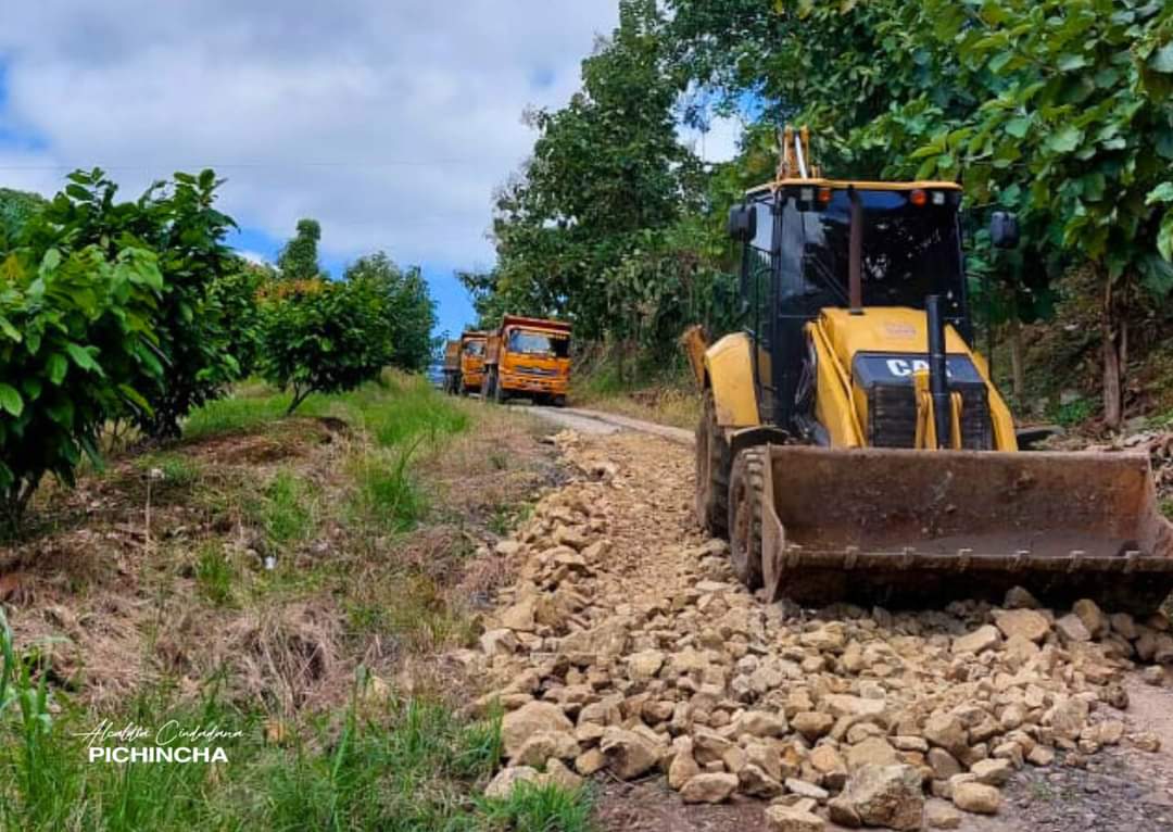 GADPichincha's tweet photo. 📌Sitio Cañales 
#IMPORTANTE 
El alcalde Leodan Intriago  interviene con la apertura de la vía a Cañales, los trabajos preventivos de las vías veraneras permiten que nuestros agricultores puedan continuar sacando sus cosechas.
#Vías 
#AlcaldíaCiudadana 
#PichinchaSomosTodos https://t.co/Y3CQRqOMgE