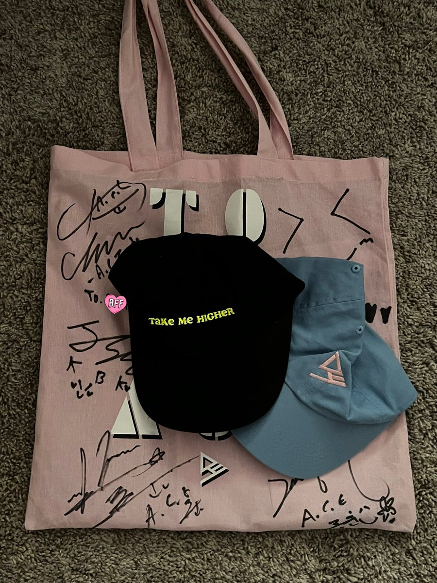 sproutshwa's tweet photo. wts signed/doodled a.c.e tour bag + cap set. signed to my name, signed by OT5 !! yuchan doodled the face
-$100 + shipping OR best offer
#acewts #acesale #acesell #aceselling #wtsace #acekpop #에이스 https://t.co/AtvEiGHJMd