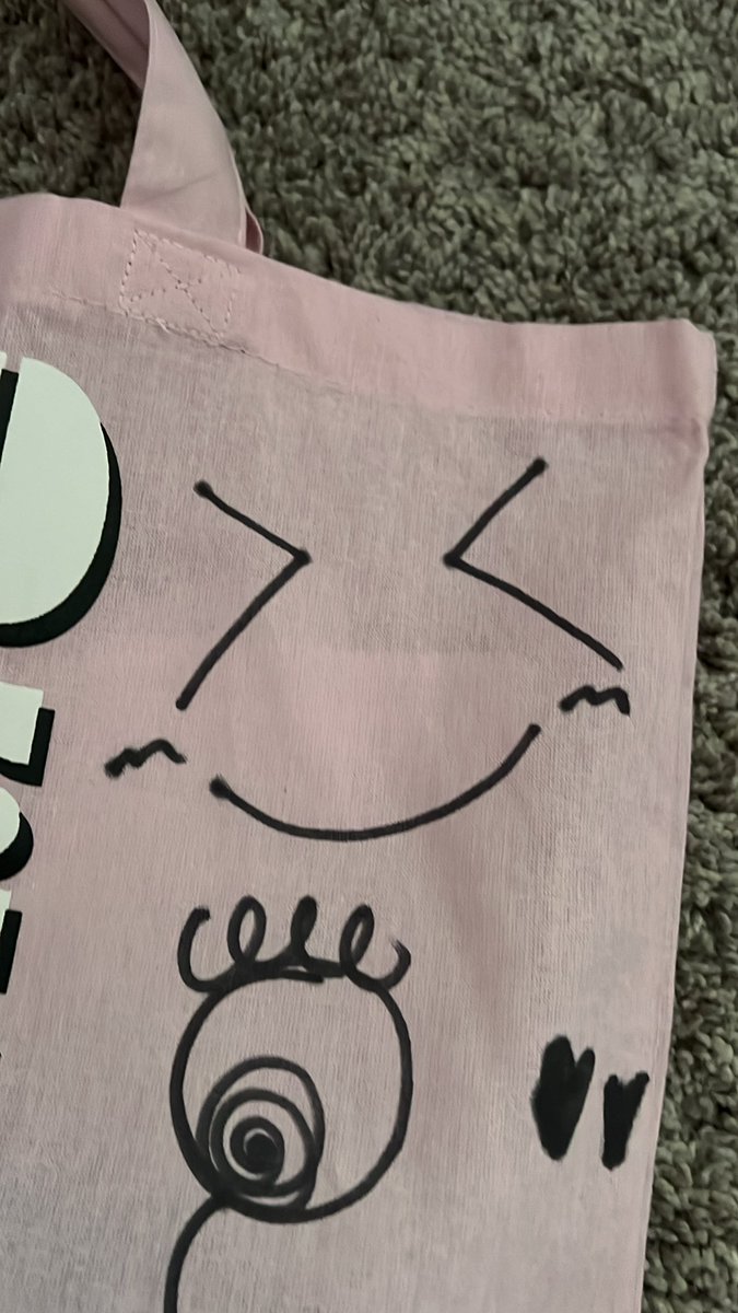 sproutshwa's tweet photo. wts signed/doodled a.c.e tour bag + cap set. signed to my name, signed by OT5 !! yuchan doodled the face
-$100 + shipping OR best offer
#acewts #acesale #acesell #aceselling #wtsace #acekpop #에이스 https://t.co/AtvEiGHJMd