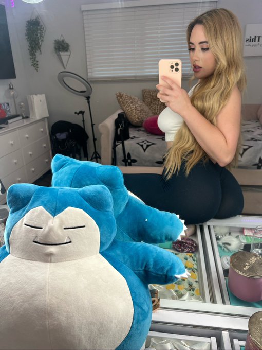 Snorlax is my favorite Pok&eacute;mon 😍 what&rsquo;s yours? https://t.co/t4UzQ4AA3U