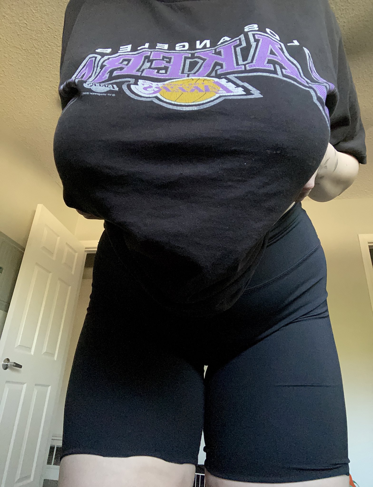 1 pic. testing out the natural lighting in my new place: what do you think? https://t.co/RWOXvavUyn