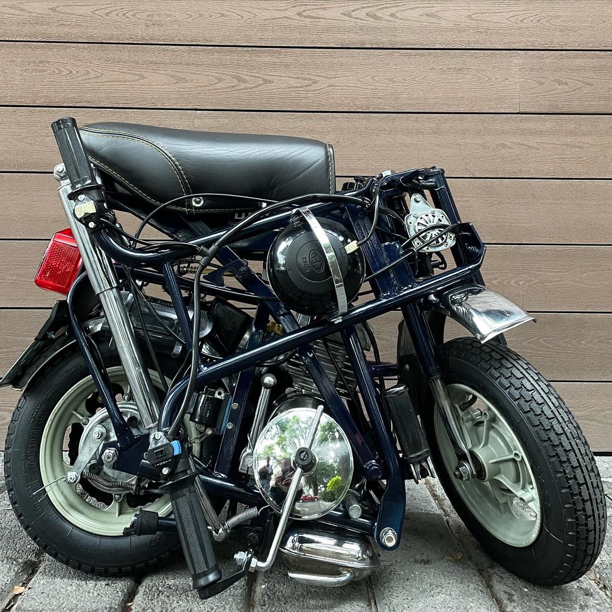 CalvilloR's tweet photo. DI BLASI 1985 50cc 2 Tiempos Plegable, se realizó un full service, es una motito muy rara, posiblemente es única en México, se fabricó en Italia, definitivamente tiene su encanto y es muy simpática/práctico cómo se puede plegar para poder transportar sin problema a cualquier lado https://t.co/pMZ2XEGkW0
