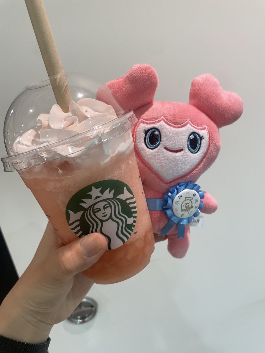 Once10201109324's tweet photo. ショケ前に！！！
スタバの店員さんに、私もtwice大好きなんですよ〜今日のショーケース行くんですか？楽しんできてくださいって言われた！！
地元のスタバでonceに会えたの嬉しすぎる！！
#MISAMO https://t.co/9AhYSkTblJ