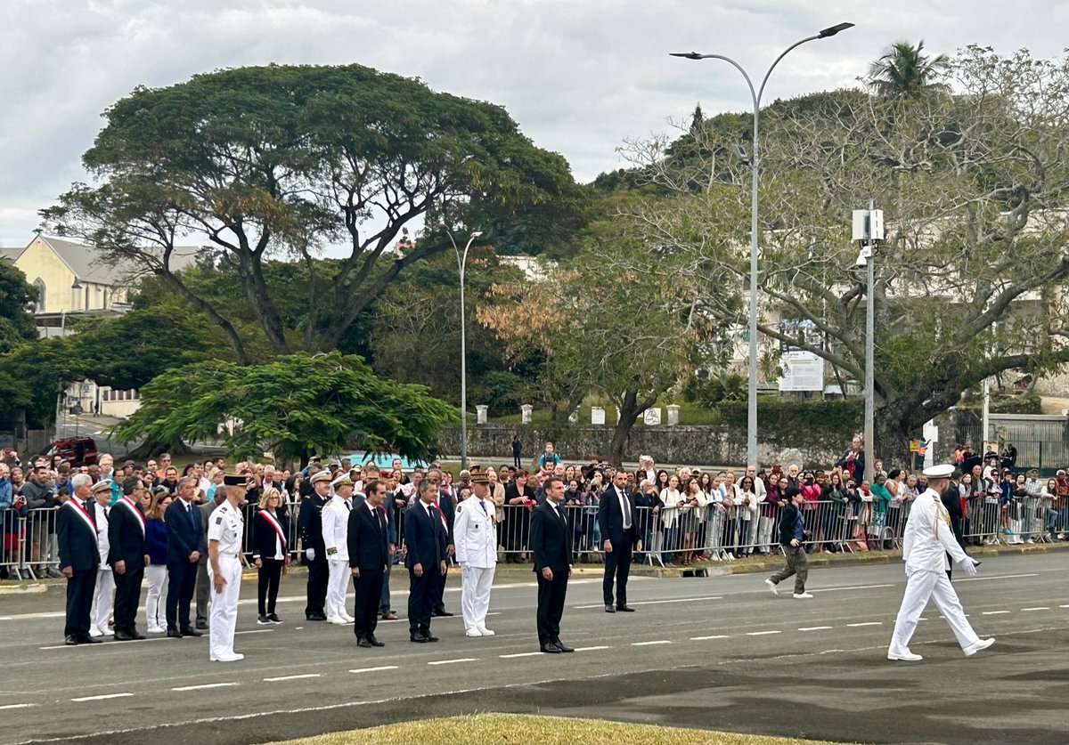 Honoré d’avoir assisté aux honneurs militaires en présence du Président de la République <a href="/EmmanuelMacron/">Emmanuel Macron</a> à Nouméa. La France peut compter sur l’UE dans les 3 territoires français de la région 🇫🇷🇳🇨🇼🇫🇵🇫et plus largement dans le Pacifique.