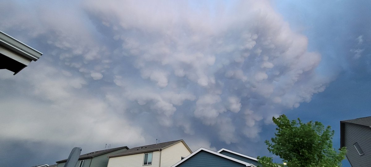 Incredible mamatus clouds in Bennett tonight! @CReppWx @theWXwoman @KathySabine9 #9wx #BeOn9