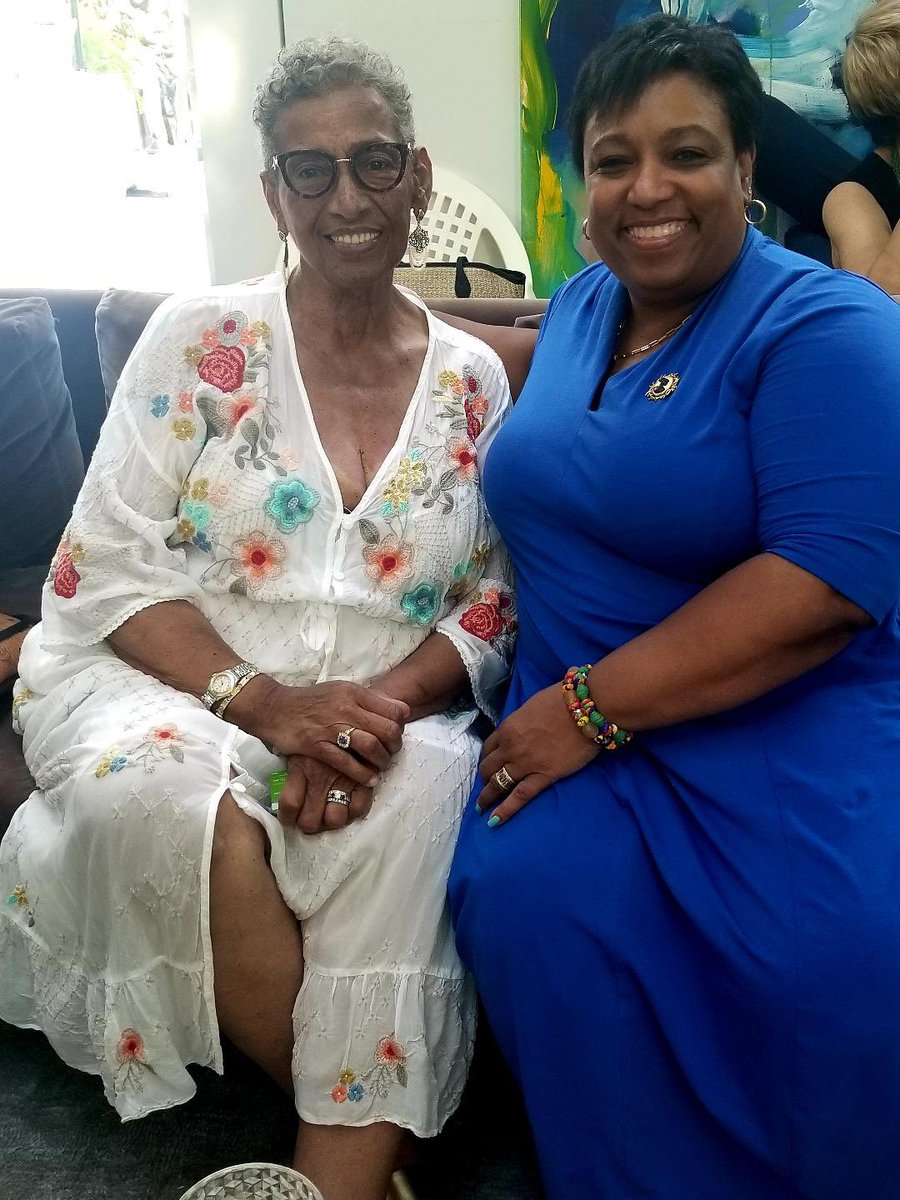 Members of Greater Queens Chapter of The Links Incorporated joined sisters from the Big Apple Cluster in East Hampton, Long Island, to spend a beautiful afternoon among friends and with the Eastern Area Director, Madam Lisa Loury Lomas. What a beautiful Day🌸

#GreaterQueensLinks