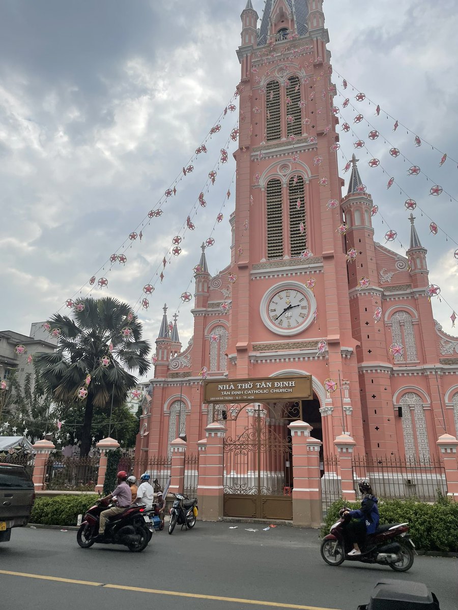 mitsu7travel's tweet photo. 【日本から片道１万円台で行ける国】ベトナムの魅力🇻🇳

・おそらく世界一親日
・物価めっちゃ安い
・本場のフォー美味すぎる
・フランスよりフランスパン美味い
・オシャレカフェありすぎる
・ココナッツコーヒーは優勝
・バイク移動がガチで面白すぎる
・世界遺産の街ホイアンが美しすぎる https://t.co/TideGbiTS1