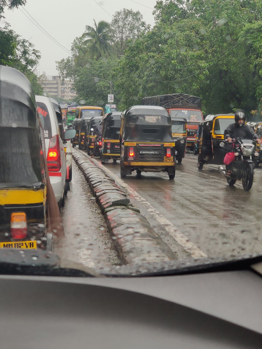 George_RK's tweet photo. @MTPHereToHelp another day at Akurli road kandivali. No fear of repurcussions. https://t.co/au9cy6DQoS