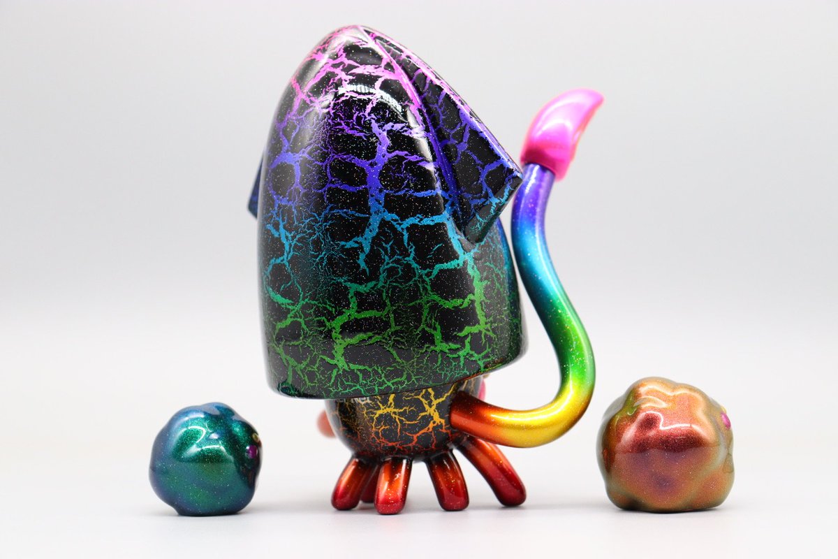 toshihikoito's tweet photo. 香港の作家さんで78joさんのソフビ『Ball Ball Squid』をメタリックレインボーベースにクラックペイントしました。
付属の雲☁はマジョーラで塗ってあります。

販売に関しては78joさんのアカウントをチェックしてください。

 #78jo #sofubi #sofvi #painternet #ソフビ #custompaint https://t.co/5e9uWv8vyk